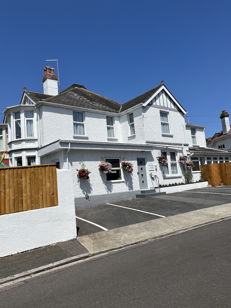 Bentley Lodge 4/50
