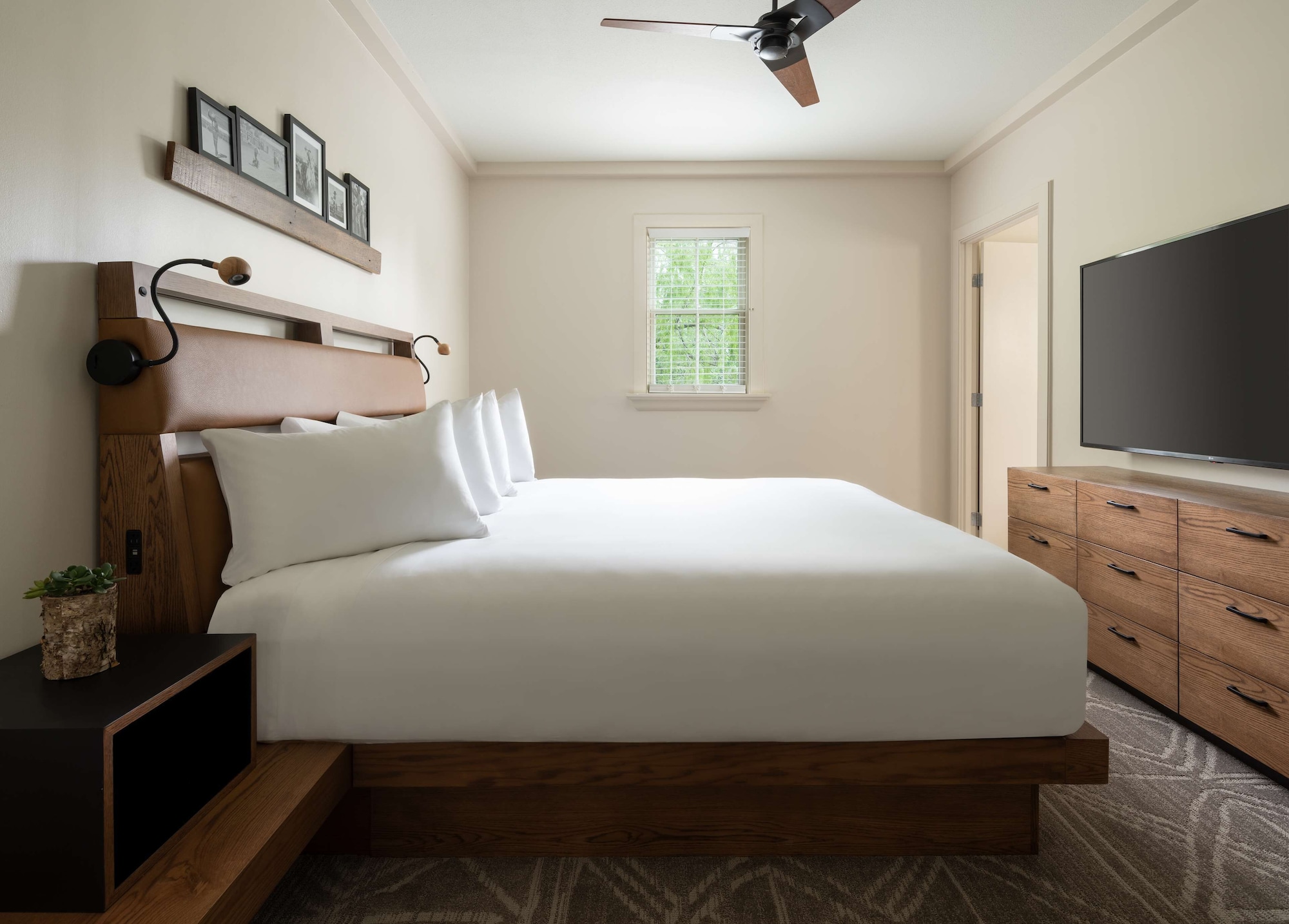 Family Suite, King Bed, Sofa
