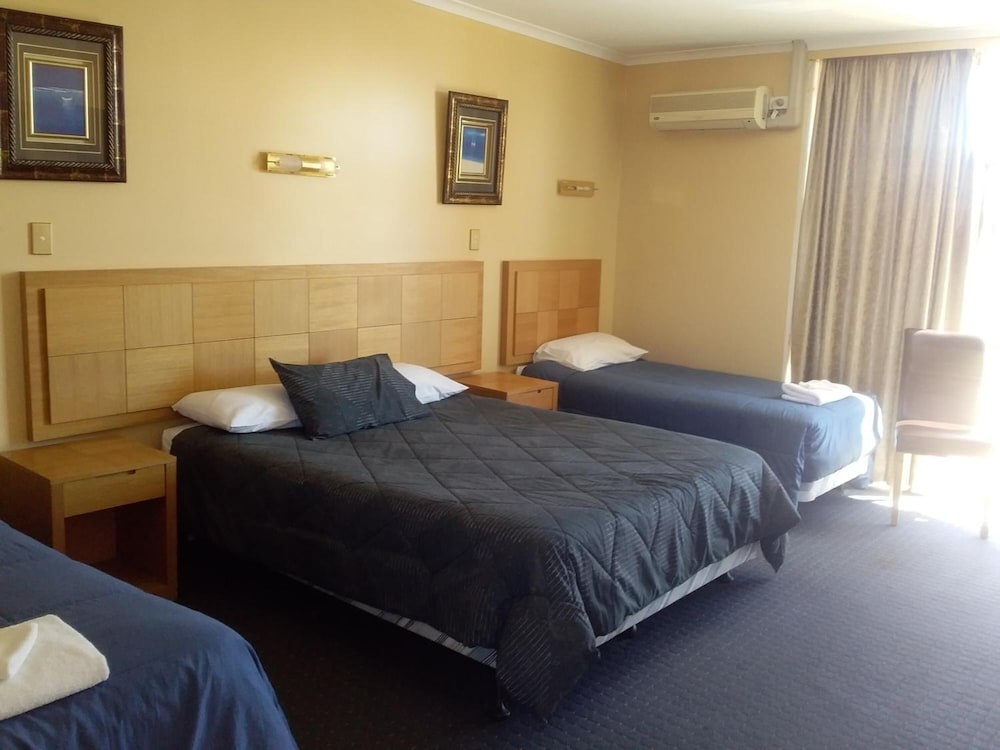 DESERT SAND MOTOR INN 5/25