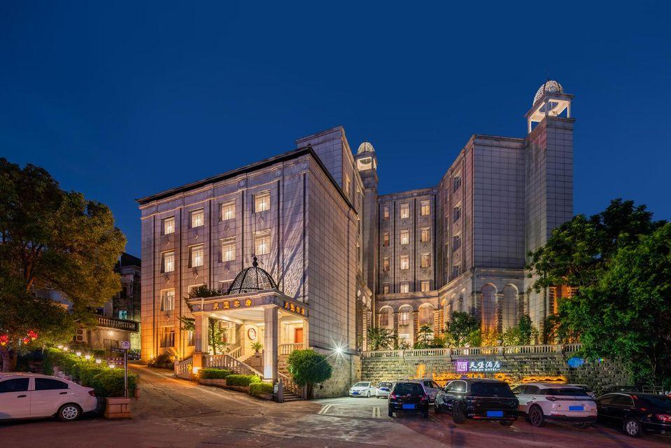 Yangjiang Tianbao Business Hotel 35/36