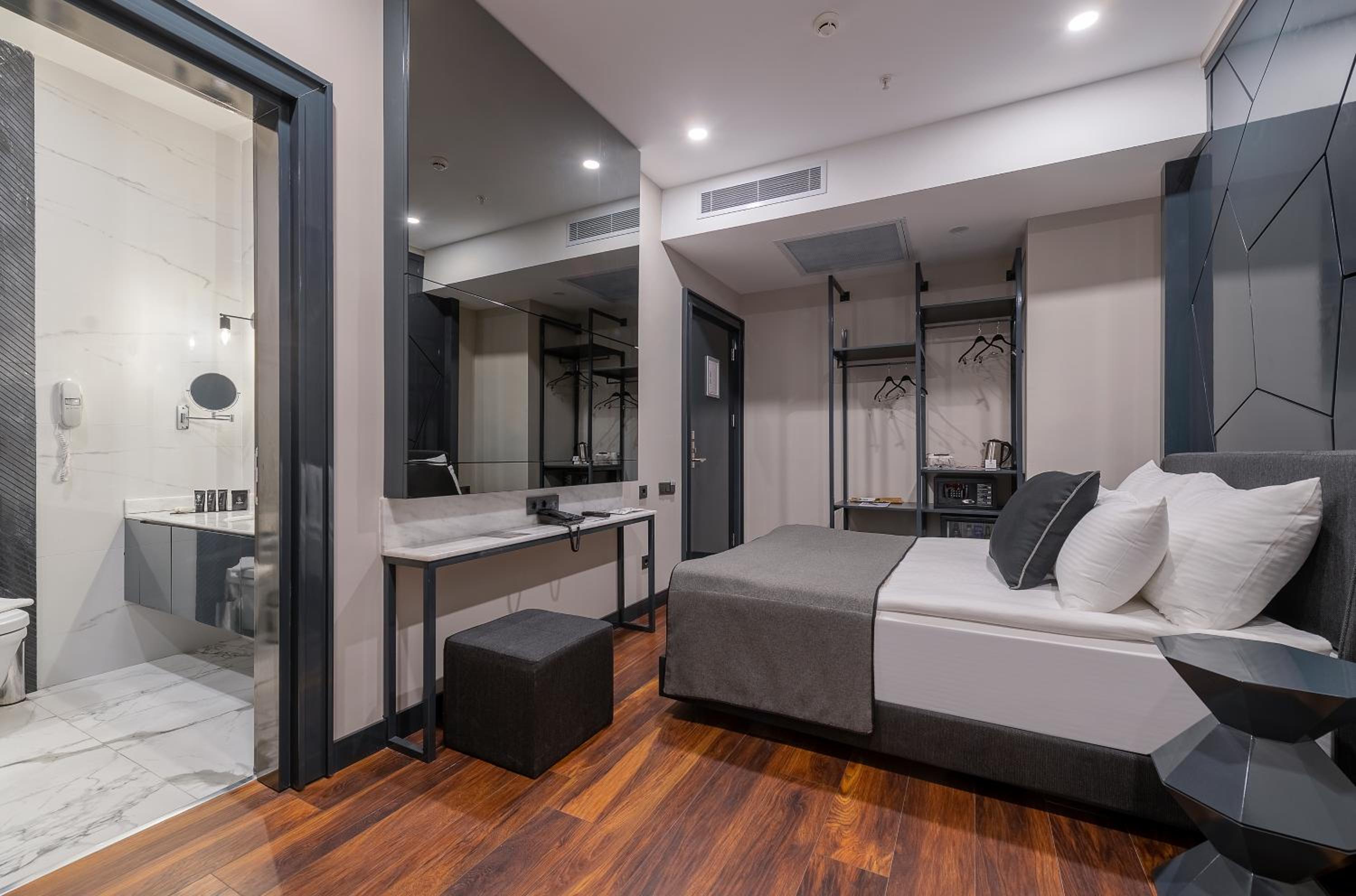 Deluxe, Queen Bed, Lateral Side Sea View