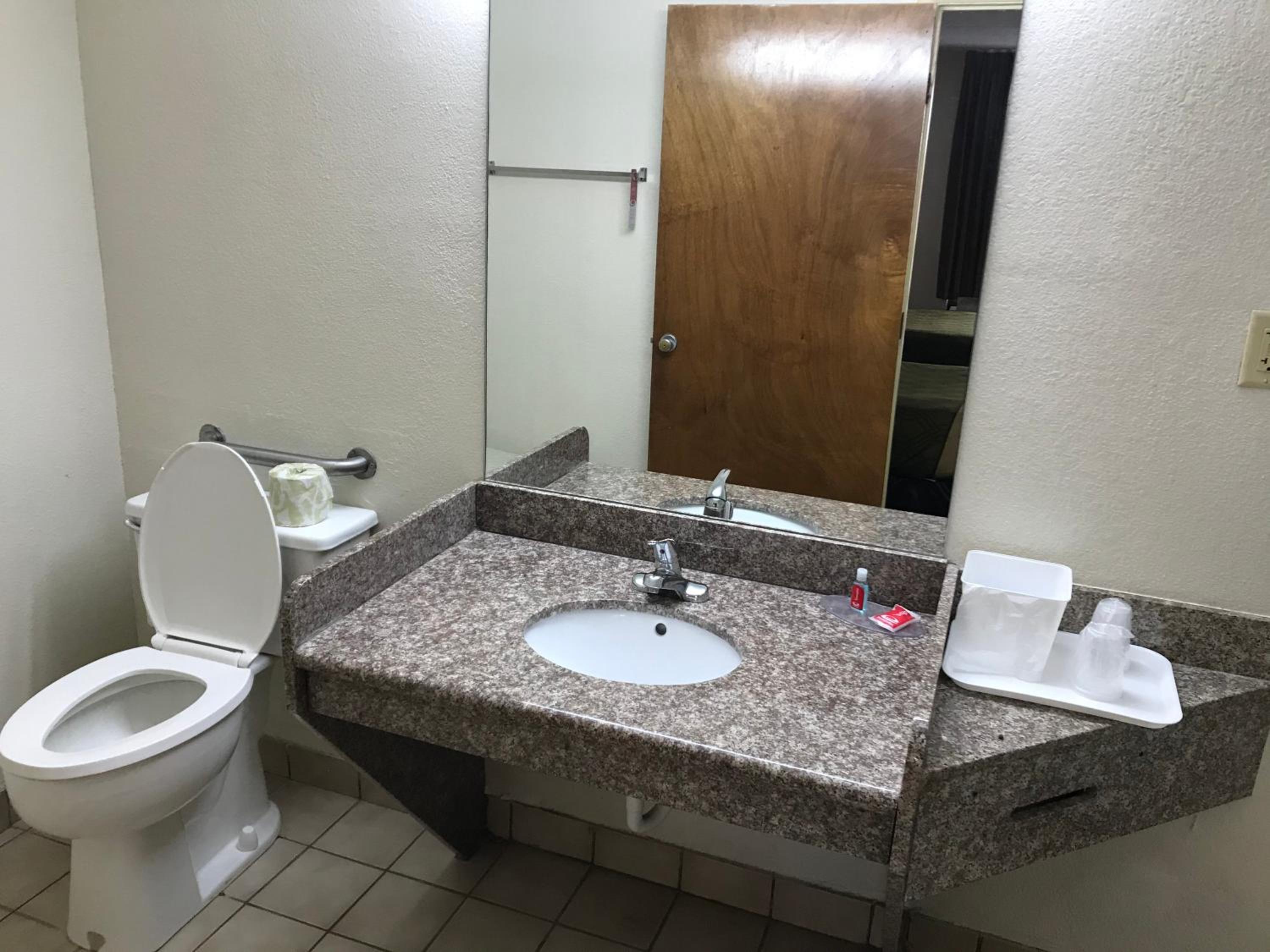غرفة بسرير كوين للمدخنين، Econo Lodge Savannah Midtown 4/5