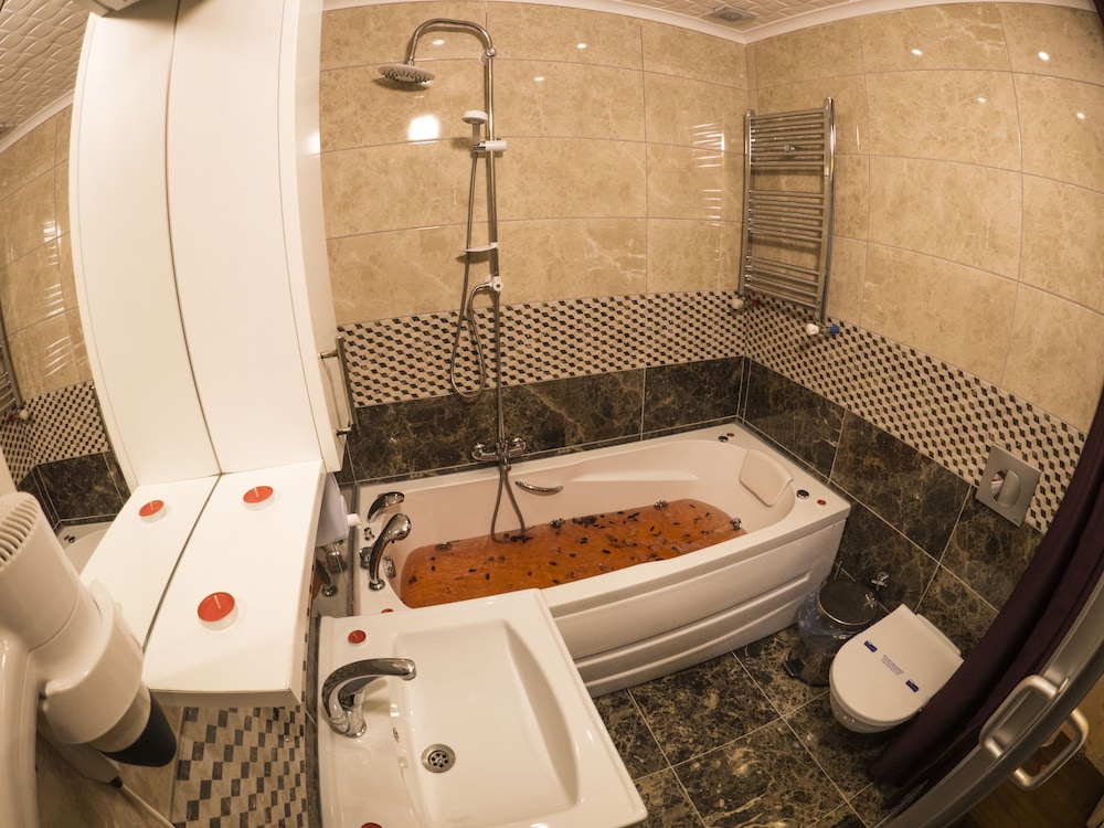 Elif Inan Motel 45/50
