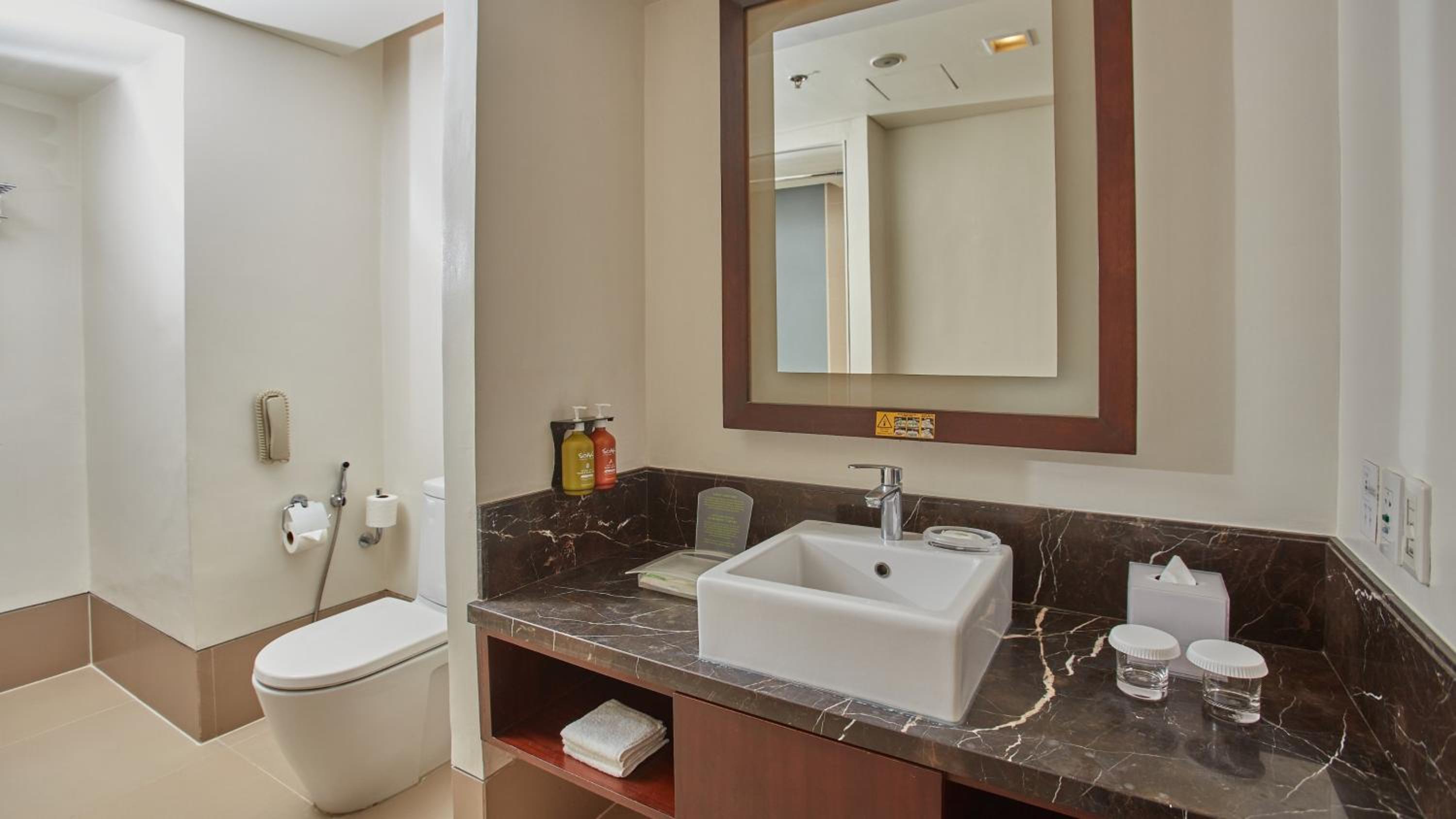 غرفة قياسية بسريرين منفصلين مع دخول الصالة، Holiday Inn & Suites Makati 4/6