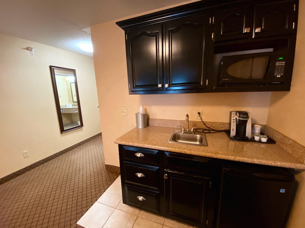 Holiday Inn Express Hotel Suites Plymouth 69/82