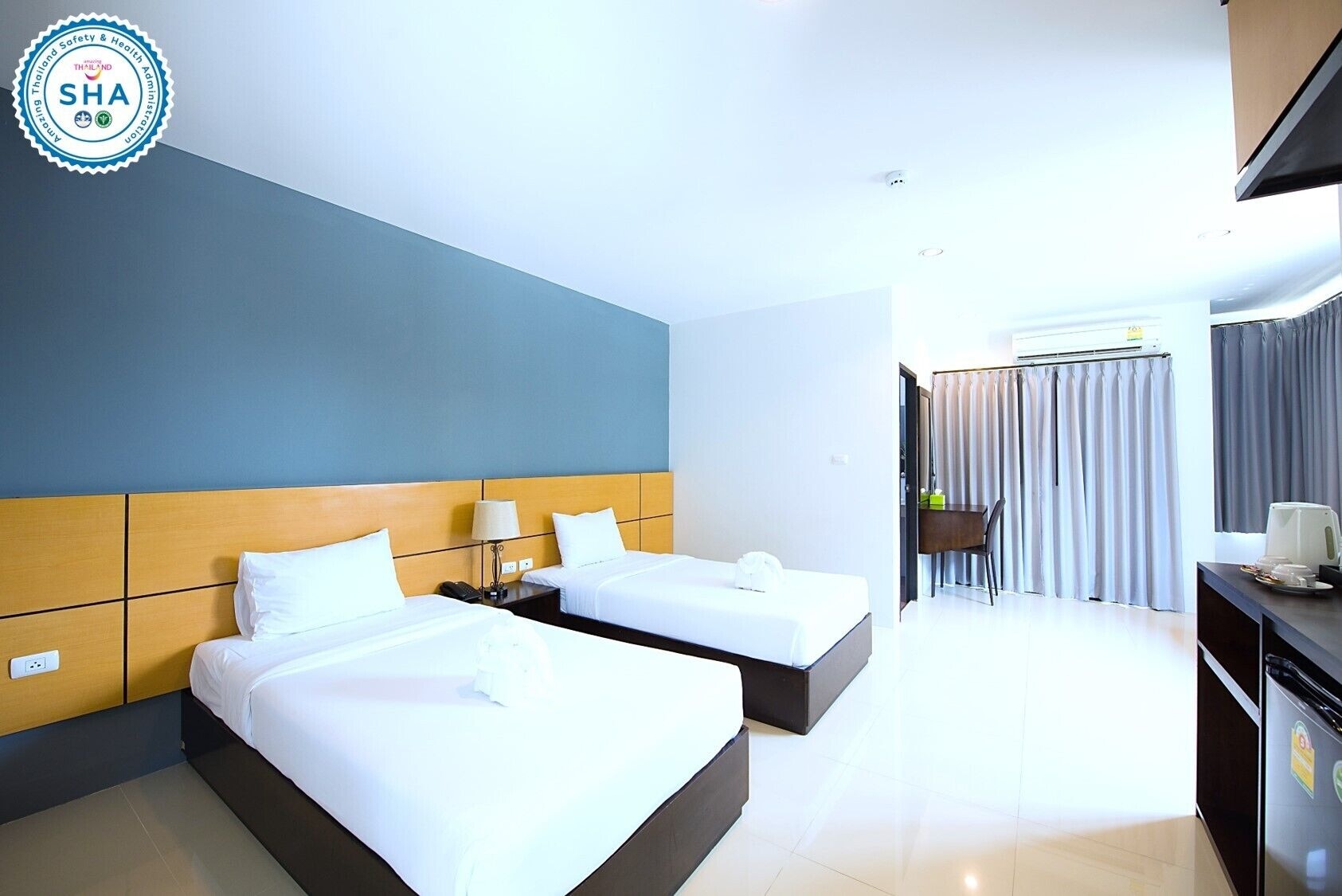 DELUXE, TWIN BEDS