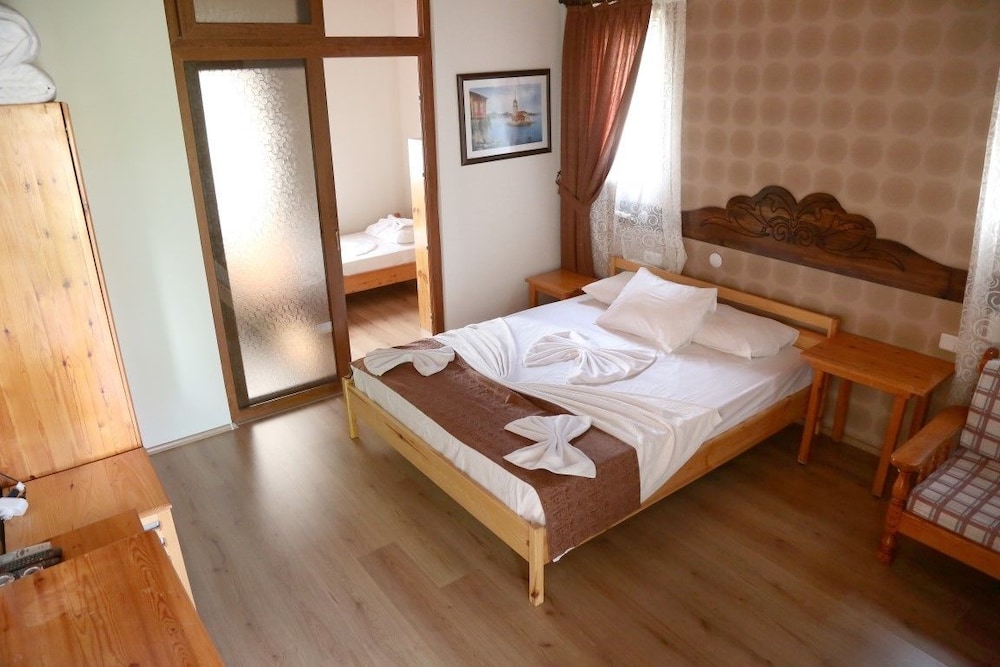 Arkadas Hotel 6/33
