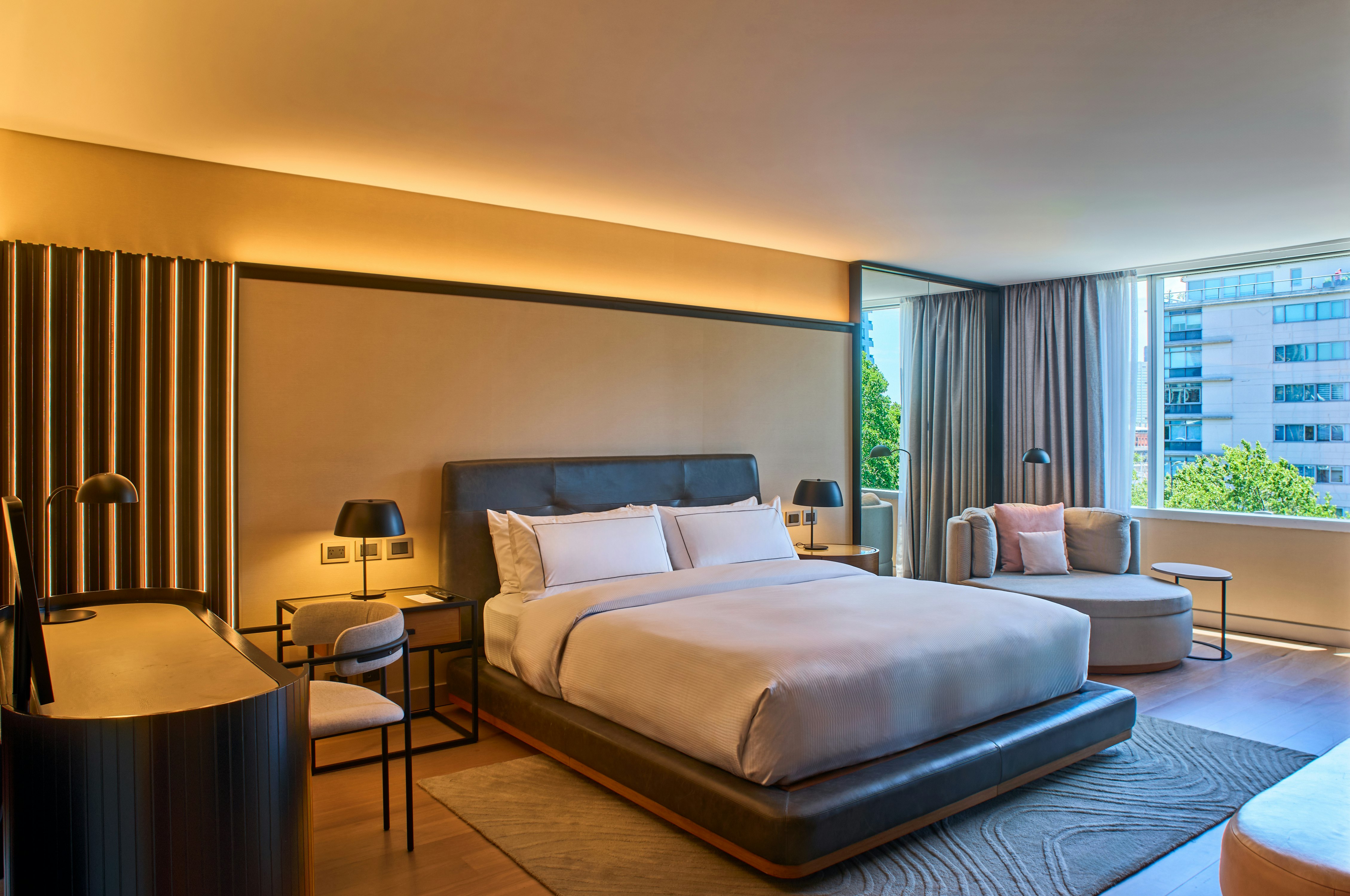 1 BEDROOM, SUITE, KING BED, CORNER