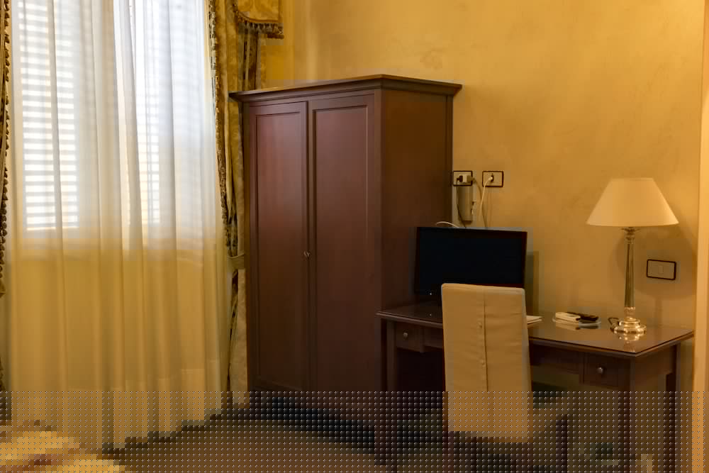 Joli Hotel 48/50