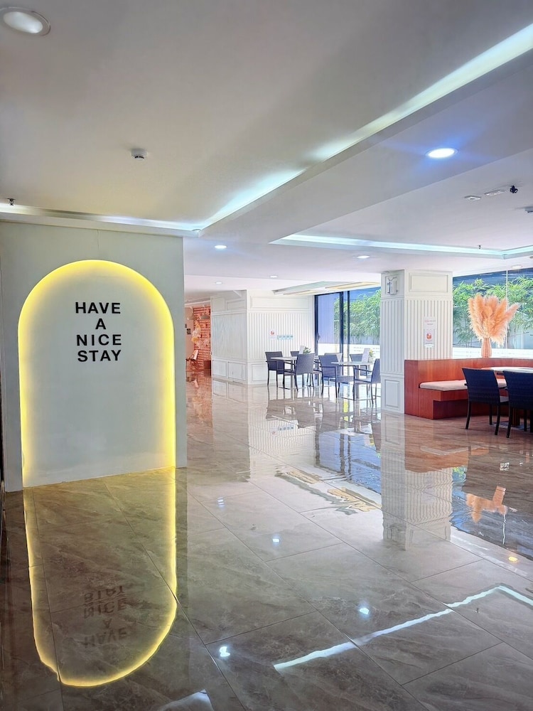 Golden Jomtien Beach Hotel 11/100