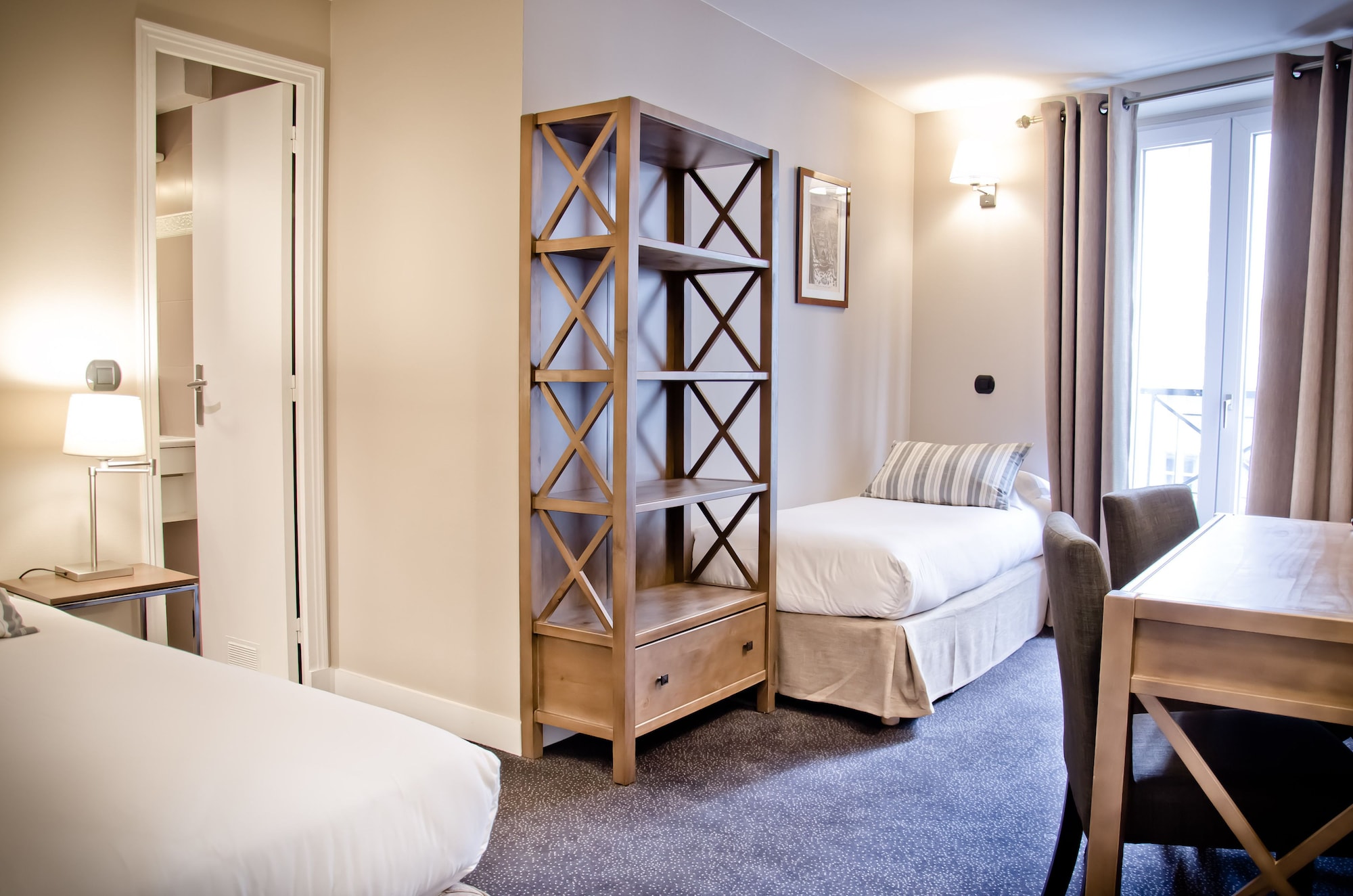 ROOM, TWIN BEDS