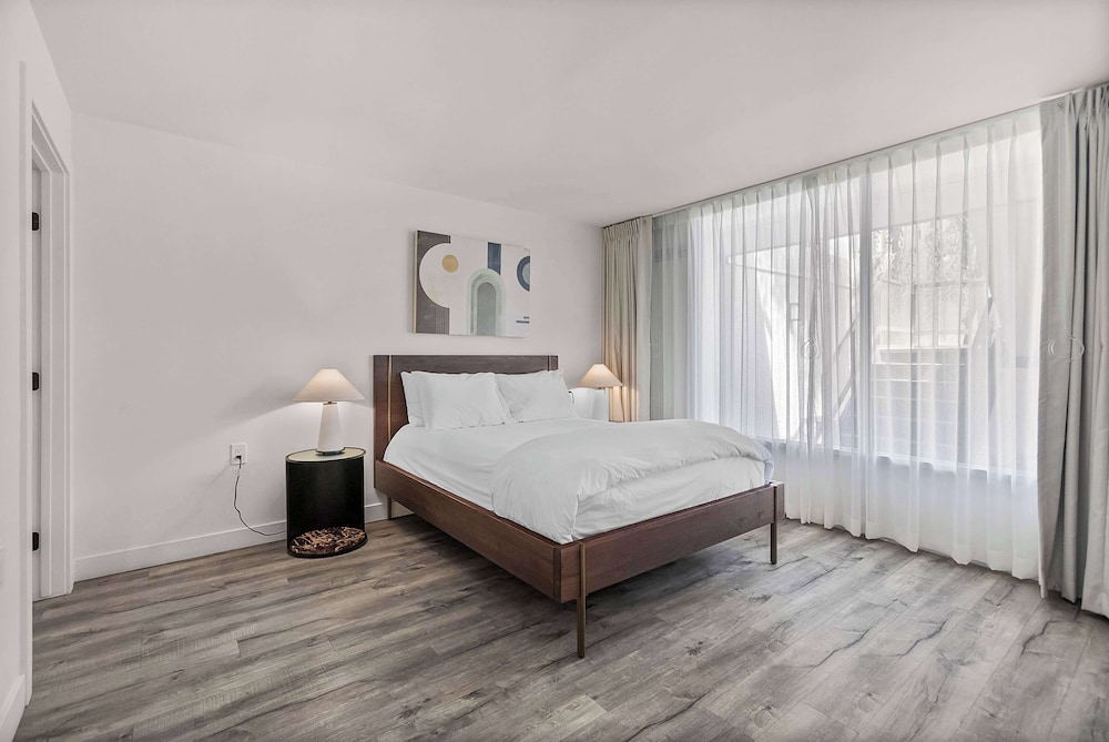 Suite, Queen Bed, Courtyard View