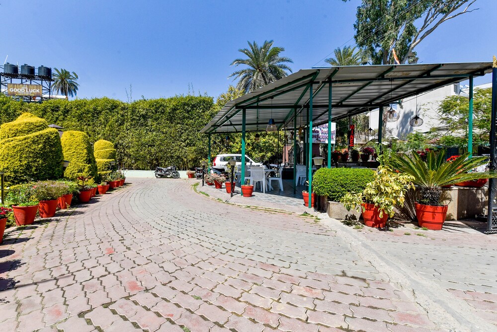 Royal Garden Retreat 12/25