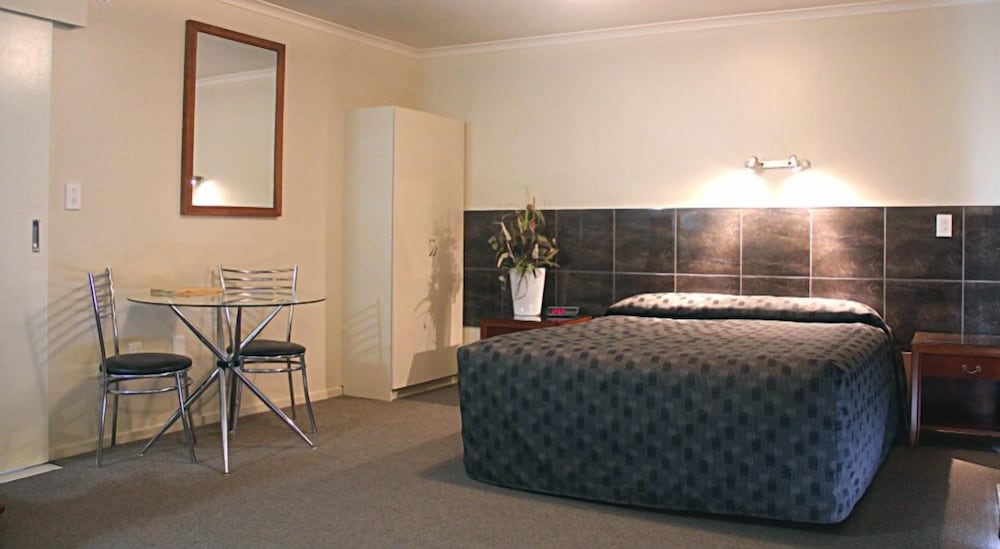 Admirals Motor Inn 25/77