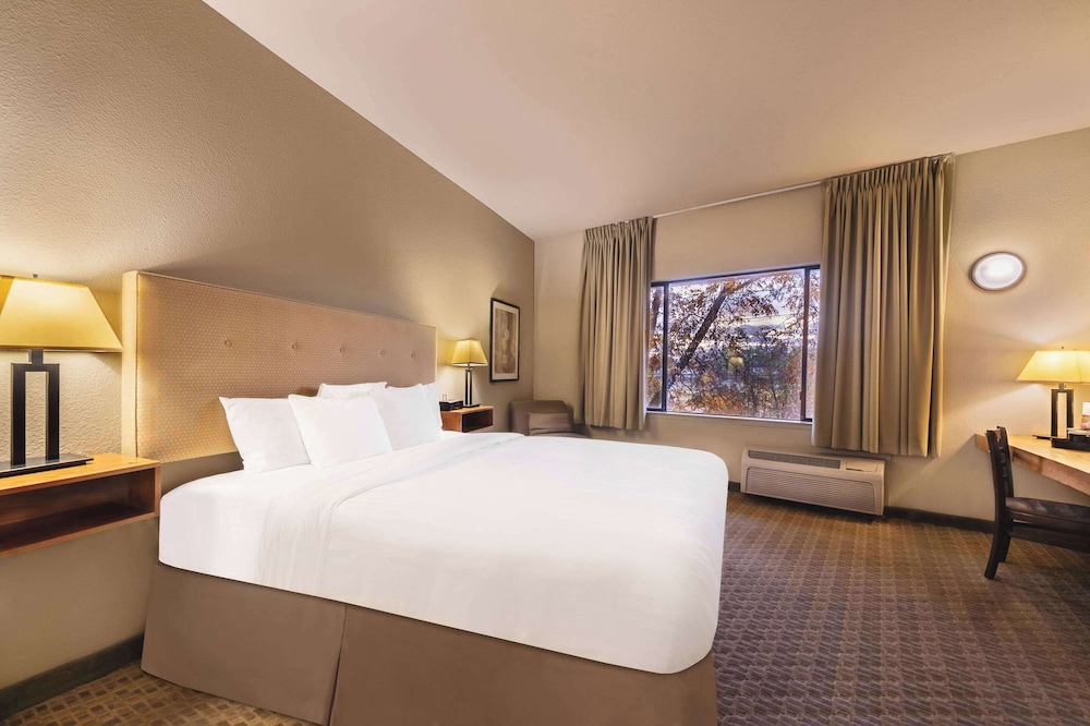 Standard, King Bed, Lagoon View