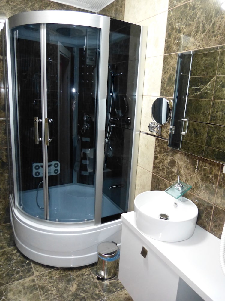 Ag Sisli Hotel 18/30