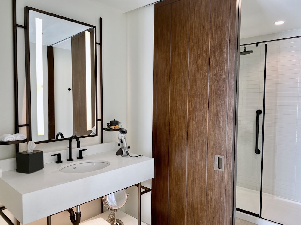 PREMIUM, SUITE, KING BED, ACCESSIBLE