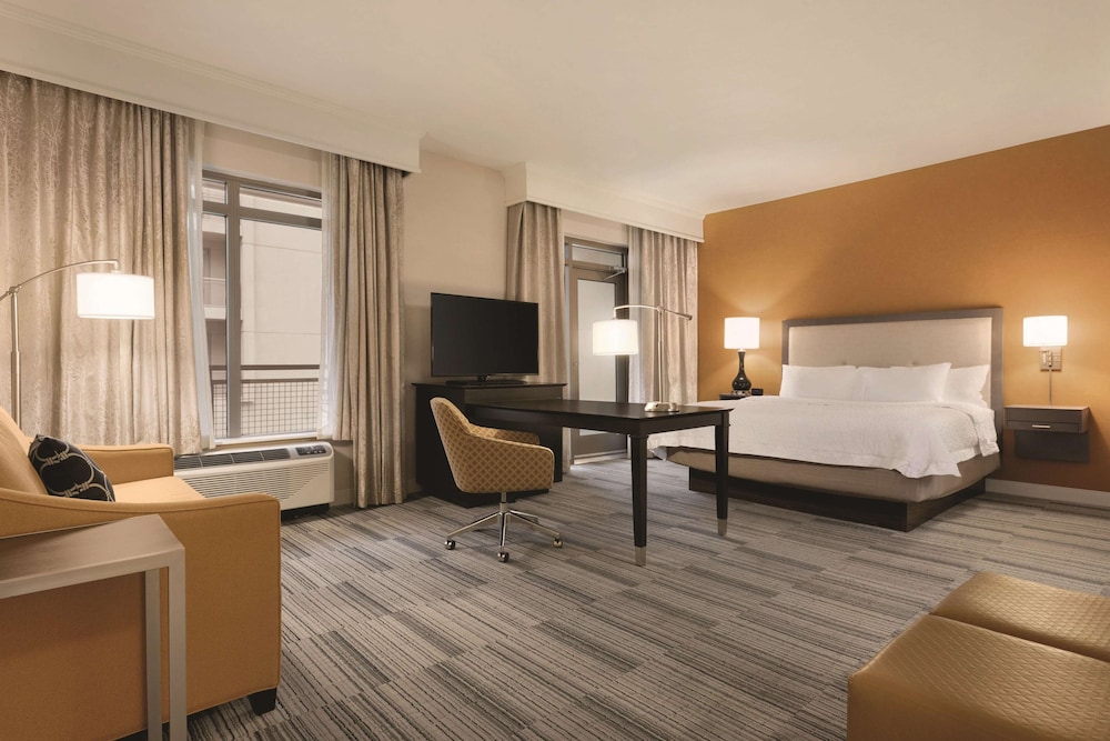 Hampton Inn And Suites Roanoke-Downtown 43/75