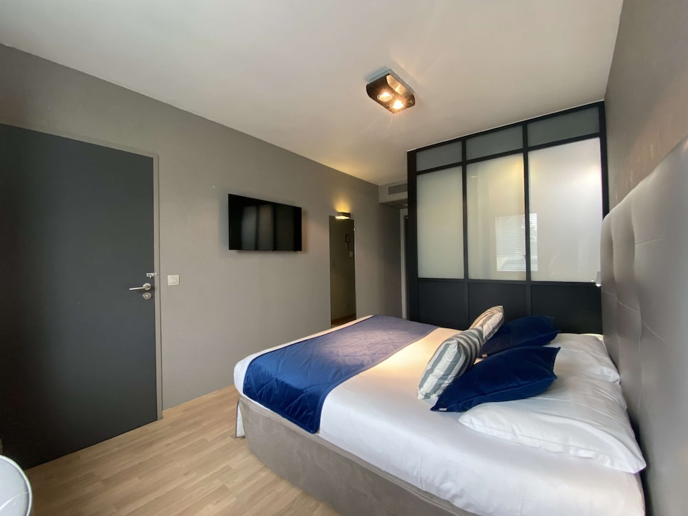 Connecting, Family, Queen and Twin Beds