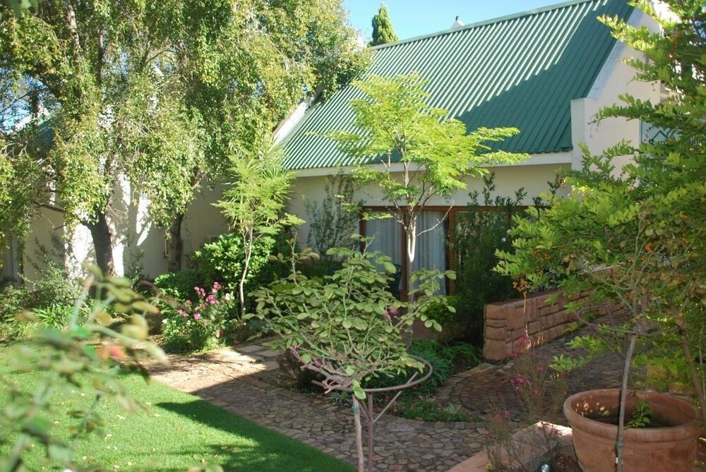 Sunninghill Guest Lodge 26/36