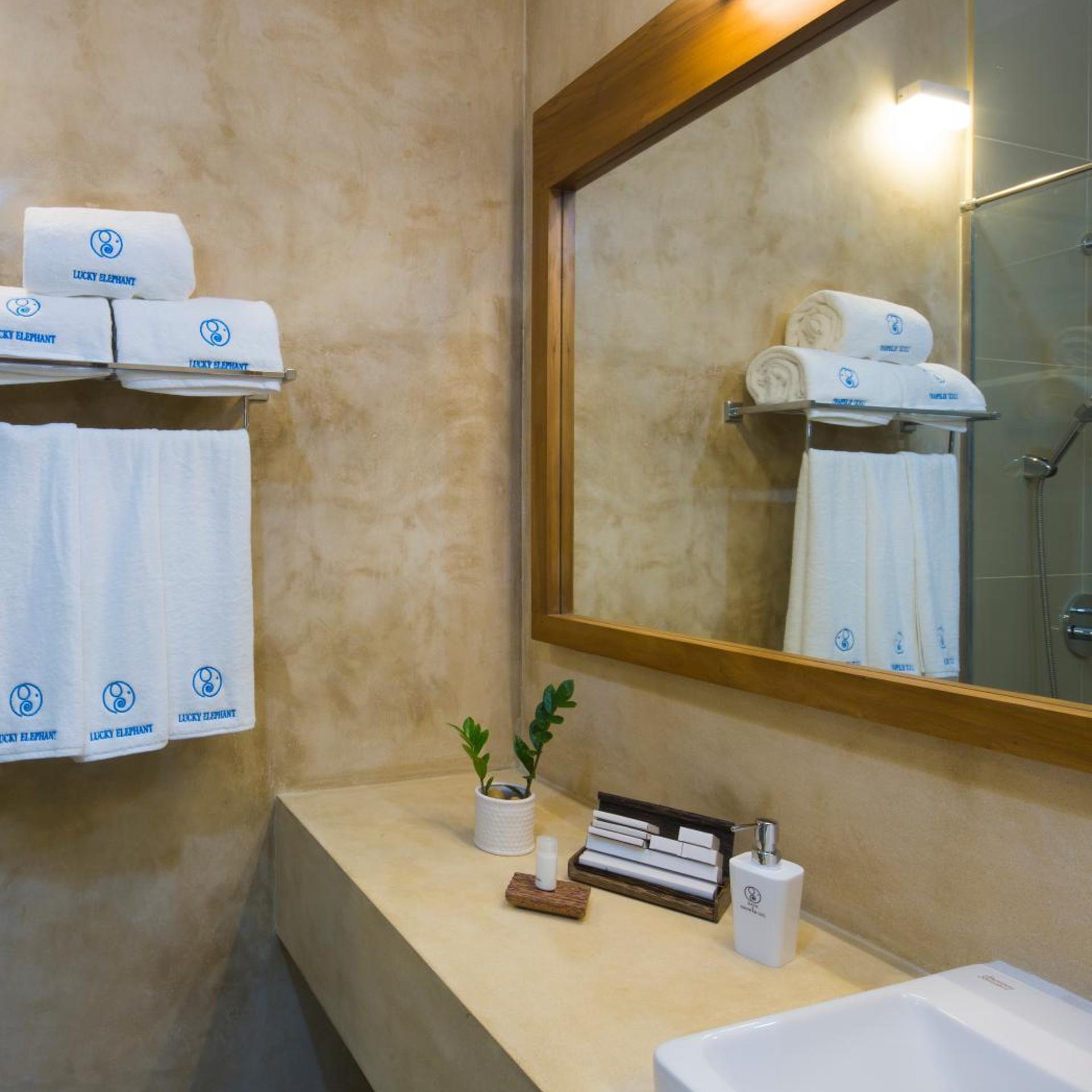 Lucky Elephant Hotel 45/48