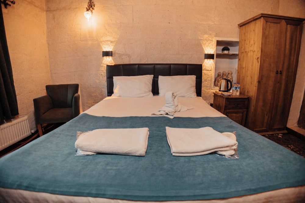 Amor Cave House 24/50