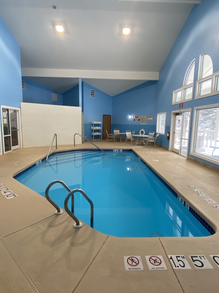AmericInn by Wyndham Lake Mills 2/36