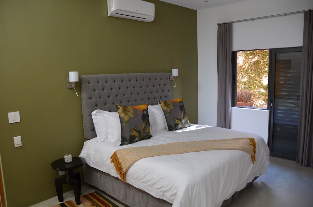 STANDARD, QUEEN BED