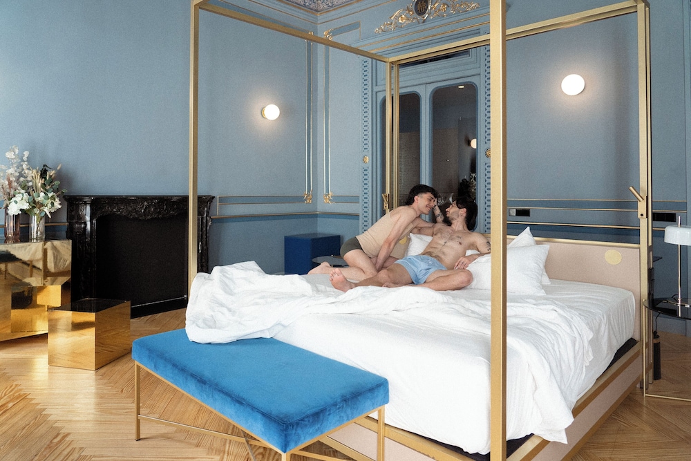 AXEL, SUITE, SINGLE