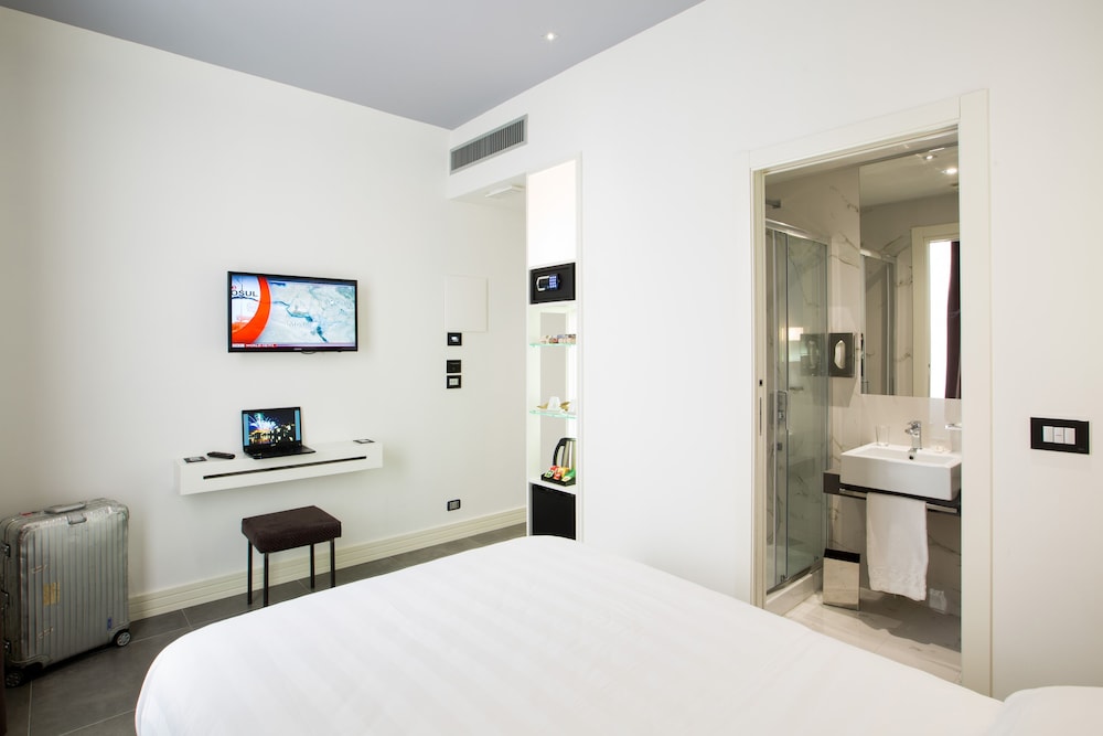 Crosti Hotel And Residence 12/45