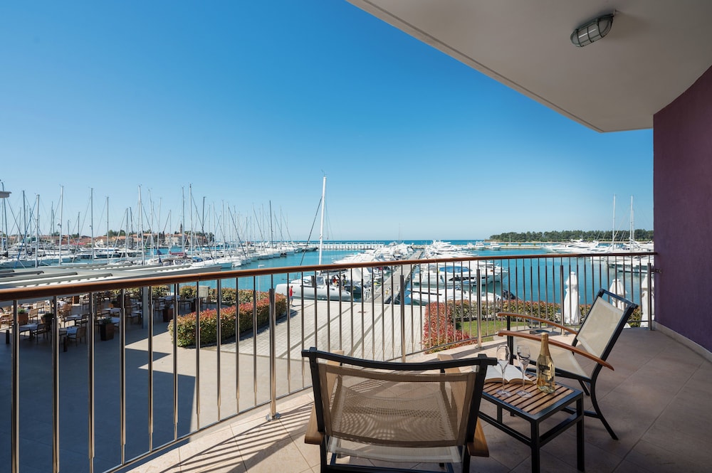 Hotel Nautica 57/72