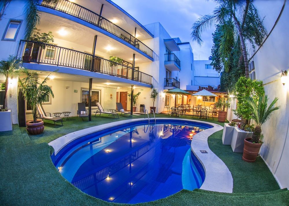 DEL MARQUES HOTEL AND SUITES 7/53
