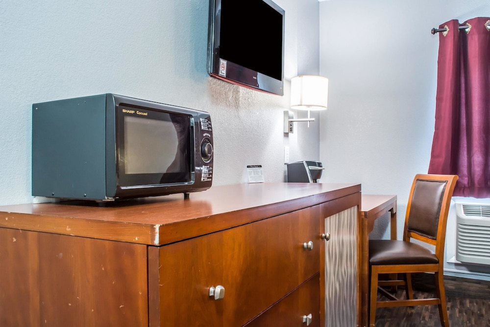 Econo Lodge Brockport NY 30/33