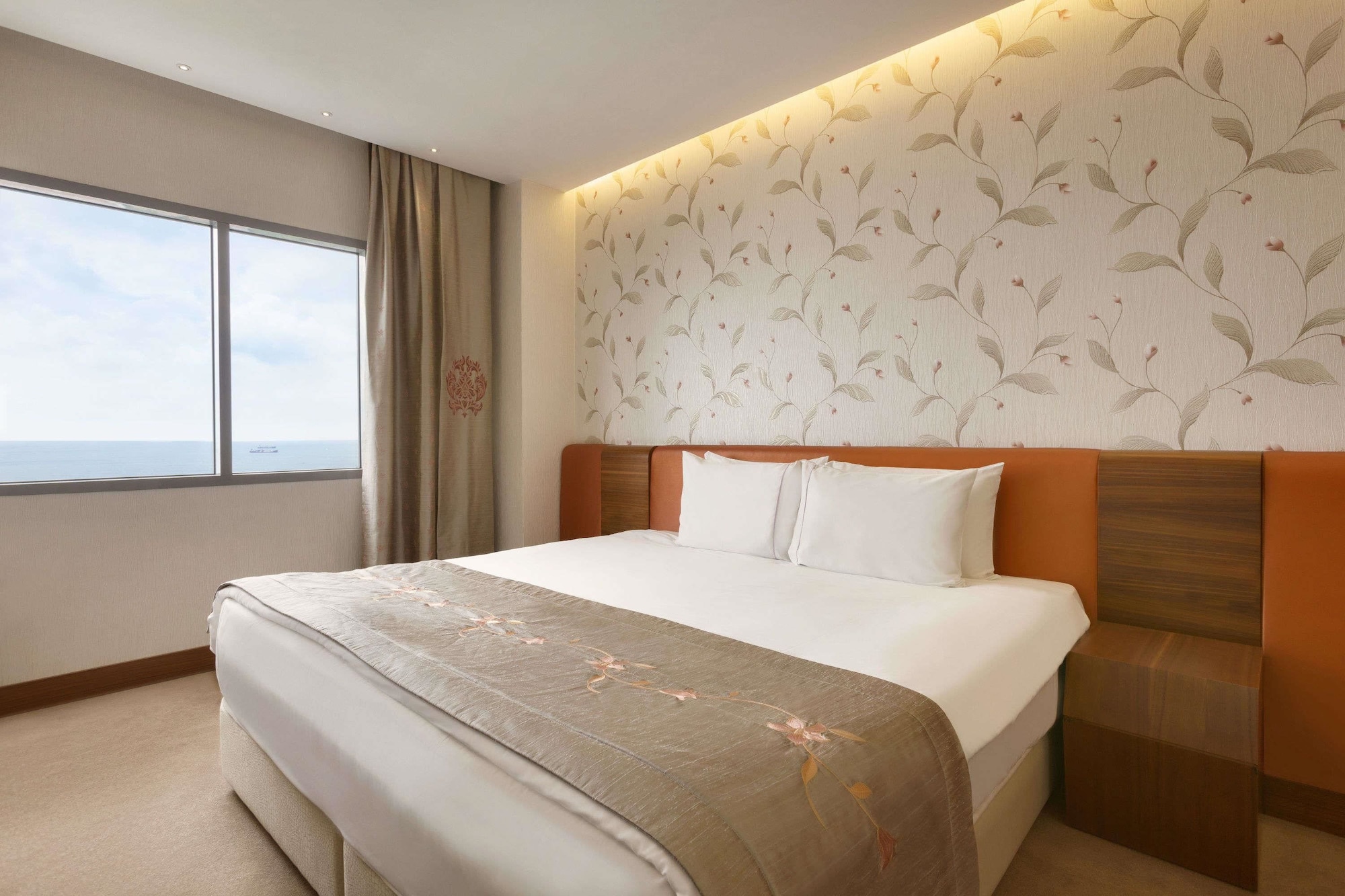 Standard, King Bed, City View