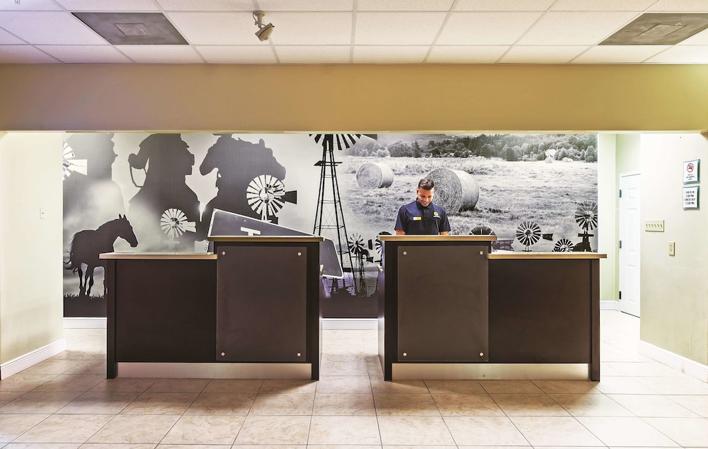 La Quinta Inn & Suites by Wyndham Angleton 6/50