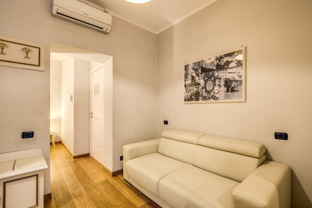 Gravina Suite Frattina 34/53