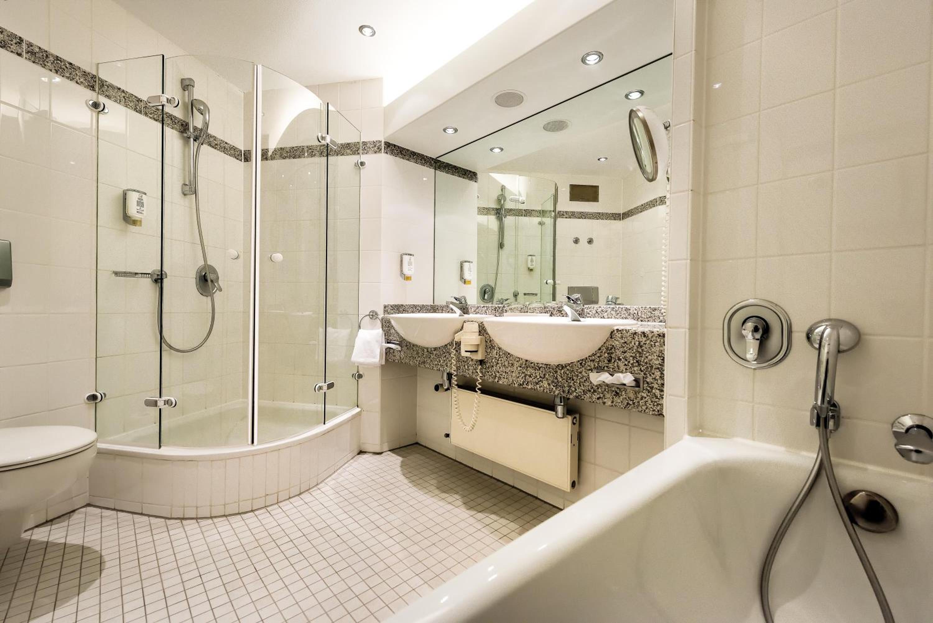 Plus, Suite, Queen Bed, Sofa، Seminaris Sunday Hotel Leipzig West 3/6