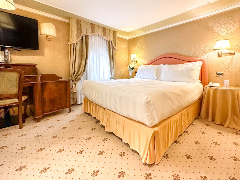 DELUXE, DOUBLE BED