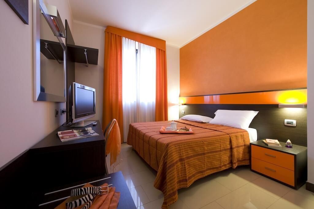 ROOM, DOUBLE BED