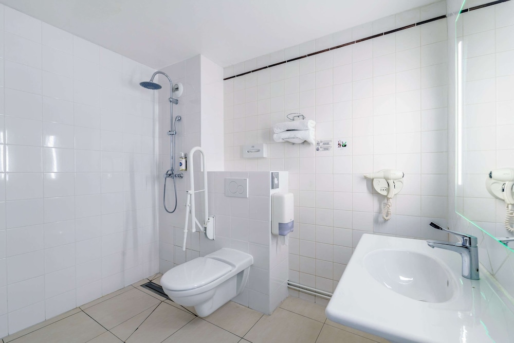 غرفة بسرير مزدوج لذوي الإعاقة، Comfort Hotel Paris Porte d Ivry 4/5