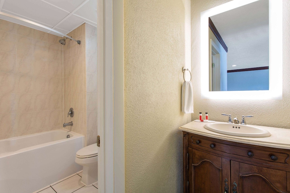 Days Inn by Wyndham Ocean City Oceanfront 15/64