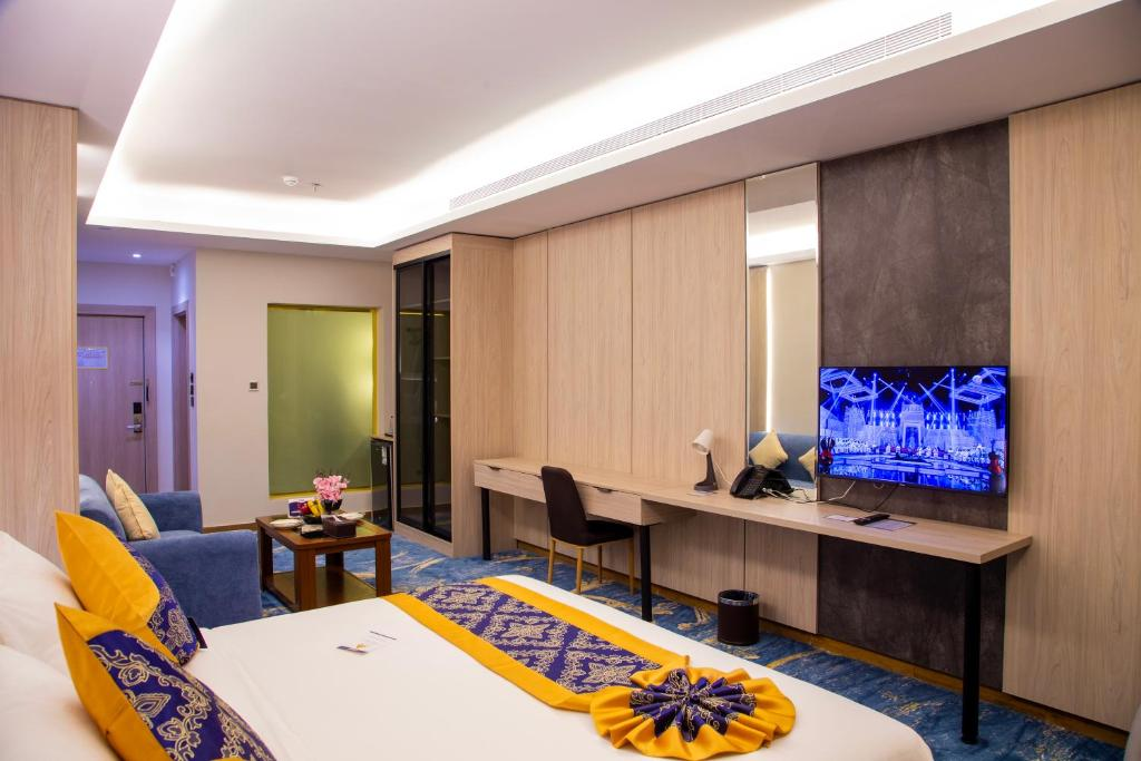 Oz Park Hotel 7/11