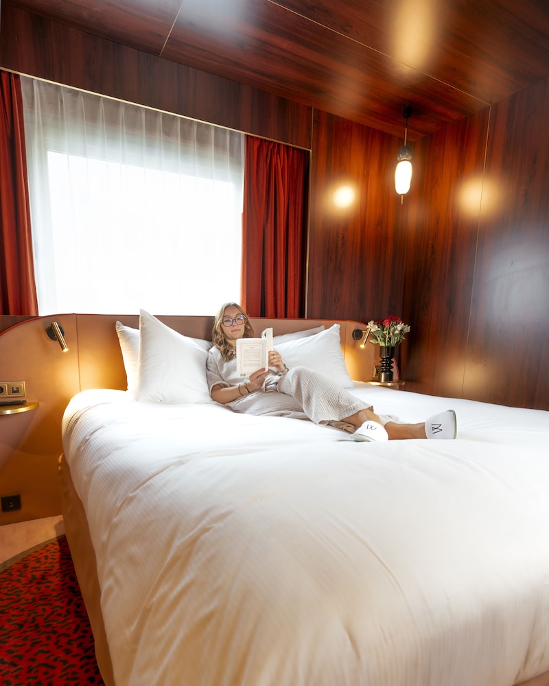 DELUXE, KING BED