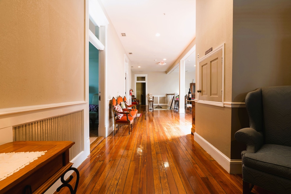 Oak Tree Hotel 64/80