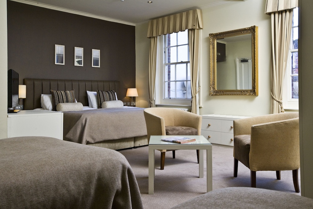 Royal Hotel 44/69