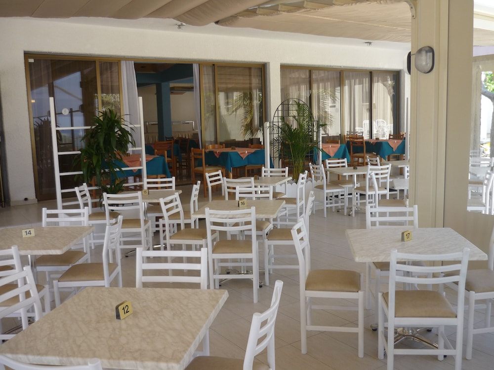 Penelope Beach Hotel 66/77