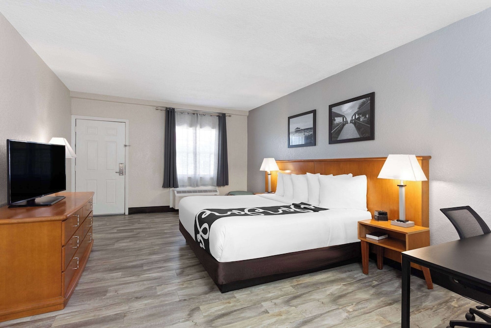 Courtyard, Deluxe, King Bed, Pool View
