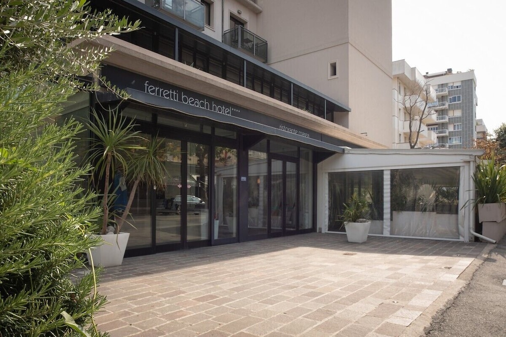 Ferretti Beach Hotel 6/65