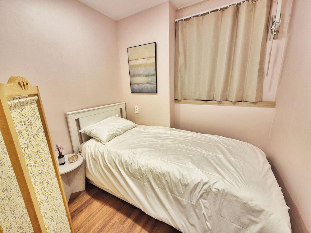 ROOM, DOUBLE BED