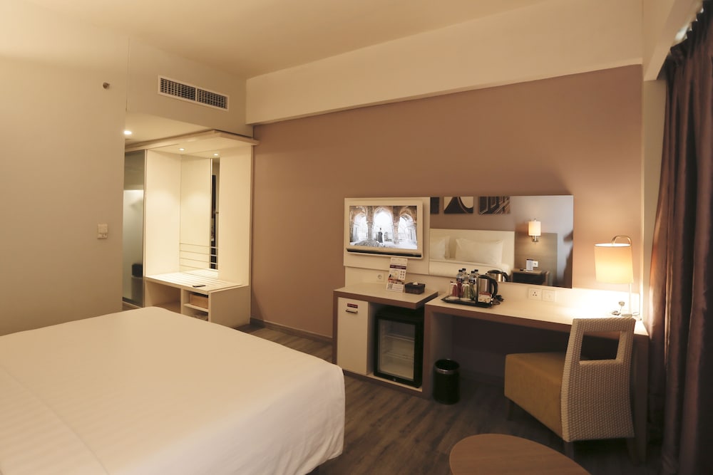 Mercure Padang 24/52